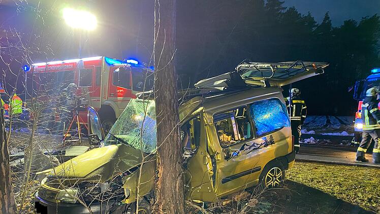 Auf der Stra&szlig;e zwischen Untermembach und Beutelsdorf ist es zu einem Verkehrsunfall gekommen, bei dem mehrere Personen verletzt wurden.