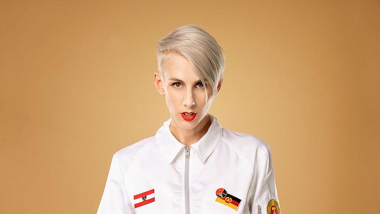 "Kaiserin Stasi" hei&szlig;t das Programm, mit dem Lisa Eckhart auch auf 3sat ihre Fans begeistern will. Lisa Eckhart wurde 1992 in Leoben in der Steiermark geboren und studierte Germanistik und Slawistik in Wien, Paris und Berlin. 2015 wurde sie &ouml;sterreichische Poetry-Slam-Meisterin und ging seitdem mit vier Soloprogrammen auf Tour.