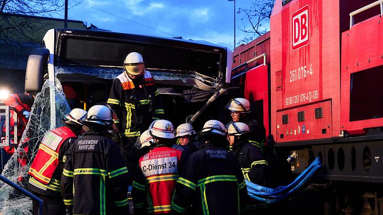 Zug kollidiert mit Bus in Hamburg