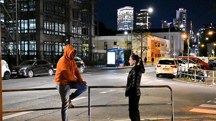 In einer nachgestellten Szene zeigt Ilona, wie sie sich an dem tragischen Abend auf dem Weg zum Einkaufen spontan mit einem Bekannten traf. Ihr Partner habe sie mit einem Messer verfolgt und wie von Sinnen auf den vermeintlichen Nebenbuhler eingestochen.