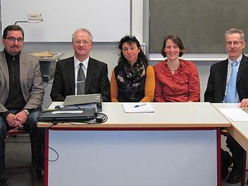 Der Förderverein der Realschule hat sich neu aufgestellt. Der bisherige Vorsitzende, Ottmar Kerner (Zweiter von links), gibt sein Amt an Heidi Aigner-Klob (Mitte) ab. Neuer Schriftführer ist Matthias Welsch (links), neue Schatzmeisterin Sabine Faulstich (Zweite von rechts); mit im Bild ist der neue Realschuldirektor  Heinz Zech, der laut Satzung Zweiter Vorsitzender des Vereins ist. Foto: Monika Schütz