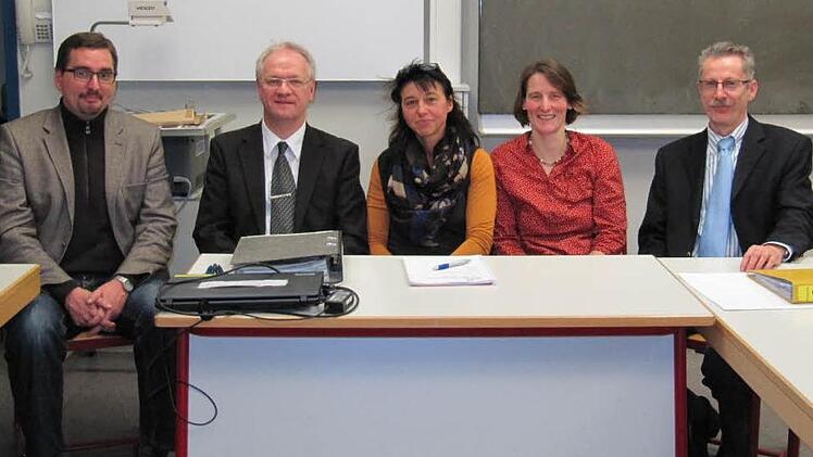 Der Förderverein der Realschule hat sich neu aufgestellt. Der bisherige Vorsitzende, Ottmar Kerner (Zweiter von links), gibt sein Amt an Heidi Aigner-Klob (Mitte) ab. Neuer Schriftführer ist Matthias Welsch (links), neue Schatzmeisterin Sabine Faulstich (Zweite von rechts); mit im Bild ist der neue Realschuldirektor  Heinz Zech, der laut Satzung Zweiter Vorsitzender des Vereins ist. Foto: Monika Schütz