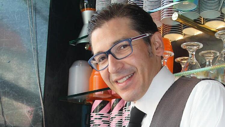 Roberto Fontana: , Eisdiele MiroAuch an der Eistheke von Roberto Fontana tummeln sich seit zwei Wochen vermehrt Wespen. "Sobald die Leute etwas auf dem Teller haben, geht es los", sagt Fontana. Ganz schlimm sei es beim Frozen Joghurt mit Erdbeeren und beim Spagehttieis mit Erdbeersoße. "Das lieben die", scherzt er. Die Gäste sind davon allerdings weniger begeistert. Manche genießen ihr Eis deshalb lieber drinnen.