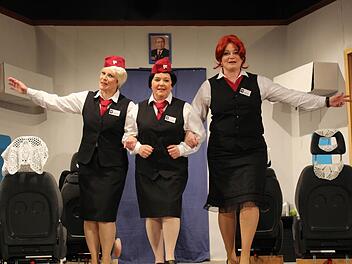 Die drei Stewardessen tun etwas ganz Besonderes, wenn die Not am höchsten ist: Sie singen. Foto: fra-press