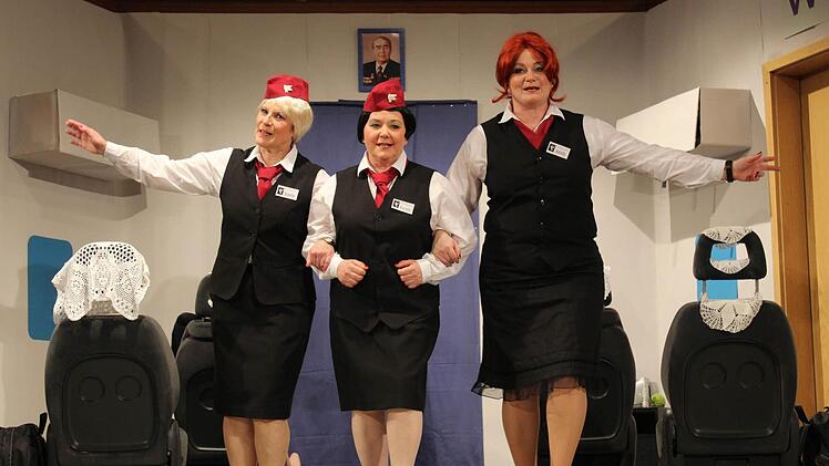 Die drei Stewardessen tun etwas ganz Besonderes, wenn die Not am höchsten ist: Sie singen. Foto: fra-press