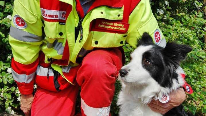 Zugführer Andreas Ebeling von der Johanniter-Rettungshundestaffel Schweinfurt war mit seiner Hündin Patty dabei.
