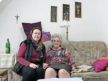 Heimleiterin Elisabeth Müller und Bewohnerin Erika Günther fühlen sich in den neuen Räumen wohl.  Foto: Ralf Dieter