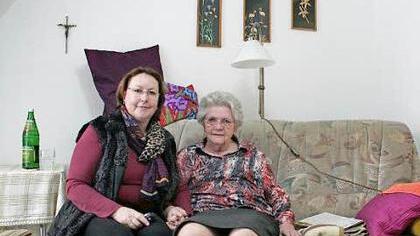Heimleiterin Elisabeth Müller und Bewohnerin Erika Günther fühlen sich in den neuen Räumen wohl.  Foto: Ralf Dieter