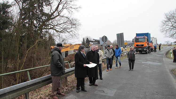Donnerstag fand noch ein Ortstermin mit Landrat, Bürgermeister, Baufirma und Bürgern statt. Foto: Jürgen Gärtner