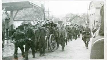 27. März 1945: Abtransport von Kriegsgefangenen aus Polen, Russland und Serbien - vermutlich Richtung Osten. Archiv/Otto Trapp