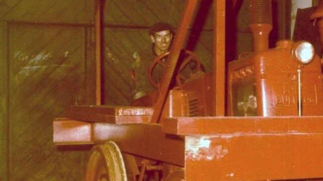 Einen Traktor hatte man kurzerhand zur Lokomotive umgebaut. Das Fahrzeug, das man auf den Namen "Lokomobil" getauft hatte, diente einst zum Rangieren der Waggons bei einer Bahnverladung.