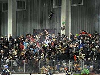 Für mehr Stimmung auf den Rängen der Eishalle will der Fanclub Lenzenberg sorgen. Nicht nur in den Spielen gegen Schweinfurt oder Haßfurt gilt es, die Kissinger Wölfe zahlreich und lautstark zu unterstützen. Foto: Hopf