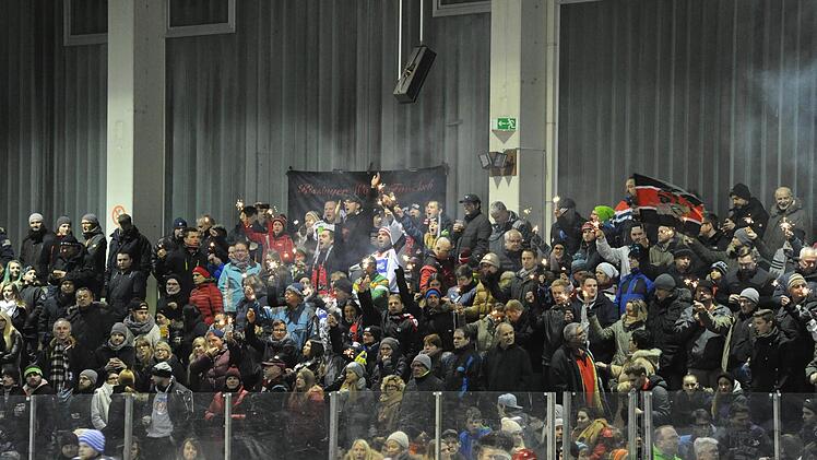Für mehr Stimmung auf den Rängen der Eishalle will der Fanclub Lenzenberg sorgen. Nicht nur in den Spielen gegen Schweinfurt oder Haßfurt gilt es, die Kissinger Wölfe zahlreich und lautstark zu unterstützen. Foto: Hopf