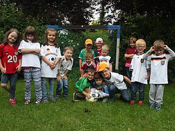 Die Kinder vom Kindertgarten "Wickie" machen klar, dass sie sich beim Fußball auskennen.  Foto: Veronika Schadeck