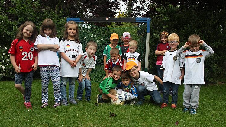 Die Kinder vom Kindertgarten "Wickie" machen klar, dass sie sich beim Fußball auskennen.  Foto: Veronika Schadeck