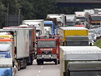 Eine Rettungsgasse ist wichtig - deshalb sollte sie funktionieren. Bestenfalls macht auch jeder mit. Auf der A5 funktionierte das nicht - 800 Meter mussten die Einsatzkräfte dann laufen. Symbolfoto: Matthias Schrader/dpa