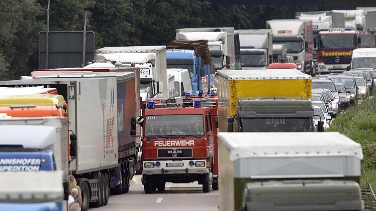 Eine Rettungsgasse ist wichtig - deshalb sollte sie funktionieren. Bestenfalls macht auch jeder mit. Auf der A5 funktionierte das nicht - 800 Meter mussten die Einsatzkräfte dann laufen. Symbolfoto: Matthias Schrader/dpa