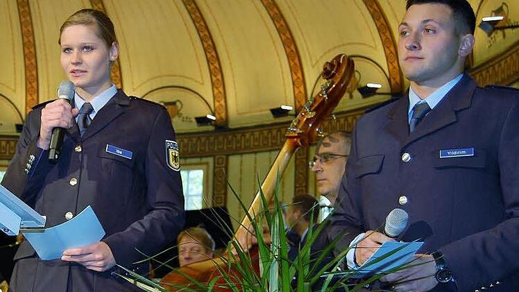 Polizeianwärter Daniela Iba und Kerem Can Yildrim versprachen im Namen ihrer Kameraden, sich mit ganzer Kraft für Deutschland einzusetzen - ohne Ansehen von Herkunft und Religion. Foto: Sigismund von Dobschütz