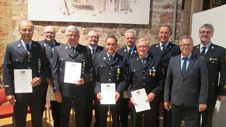 Etliche Feuerwehrmänner wurden geehrt: (von links) Roland Limpert, Markus Frank, Norbert Schüßler, Bernhard Buberl, Rudi Leuber, Harald Hauke, Reinhard Bug, Edwin Kleinhenz, Emil Müller und Marco Brust. Foto: Diana Leitsch