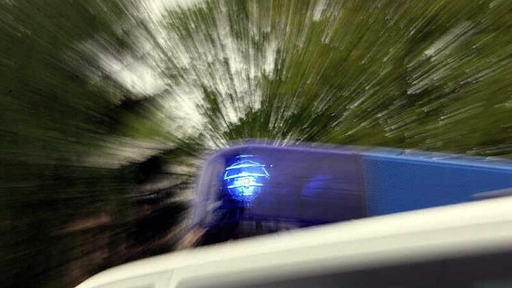 Eine Frau wurde am Mittwochabend in einer Grünanlage in Fürth von zwei bisher unbekannten Männern bedroht. Sie forderten Geld. Die Polizei sucht Zeugen. Symbolfoto: Marcus Führer/dpa