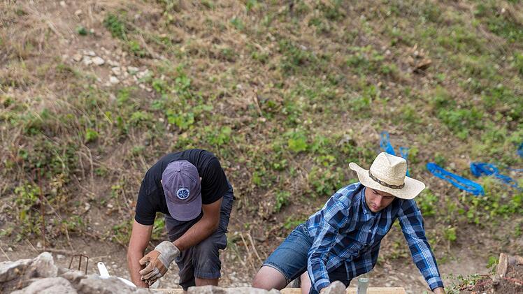 Die Ausgrabung am Staffelberg läuft noch bis Oktober, danach sollen die Planungen für die Rekonstruktion des keltischen Zangentores beginnen. Foto: Stephan Großmann
