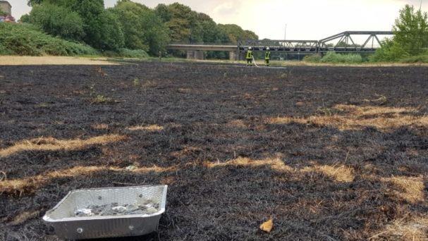 Am Mittwoch (25. Juli 2018) hatte die Feuerwehr in M&uuml;lheim an der Ruhr (Nordrhein-Westfalen) alle H&auml;nde voll zu tun. Sie r&uuml;ckte aus, um einen brennende Wiese zu l&ouml;schen. Foto: Feuerwehr M&uuml;lheim a.d. Ruhr