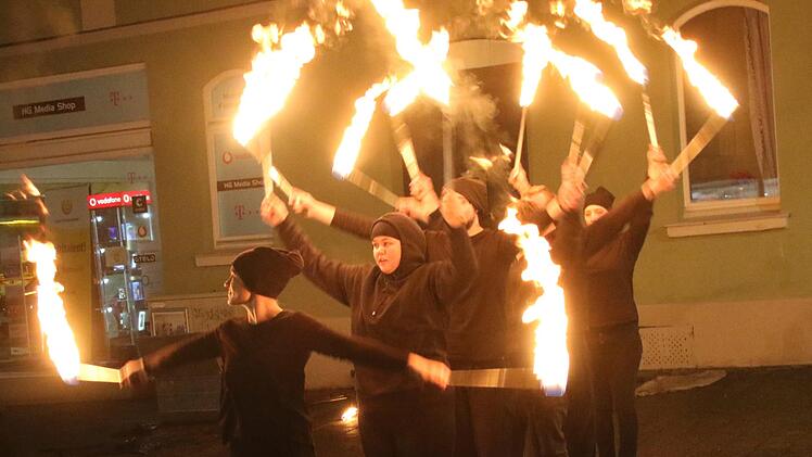 Beeindruckend: Die Feuershow des Coburger Kinder und Jugendtheaters. Michel Stelzner