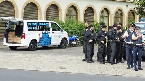 Polizeibeamte trennten die Demonstranten vom AfD-B&uuml;rgermobil.