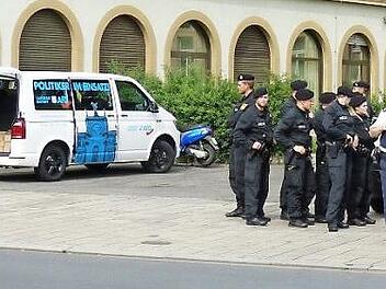Polizeibeamte trennten die Demonstranten vom AfD-Bürgermobil.