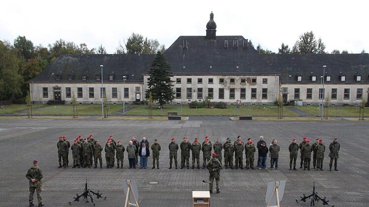Übergabeappell in der Rhönkaserne: Oberstleutnant Kai Schulze löst Major Gordon Stütz als Kommandant des Truppenübungsplatzes Wildflecken ab. Foto: Ulrike Müller
