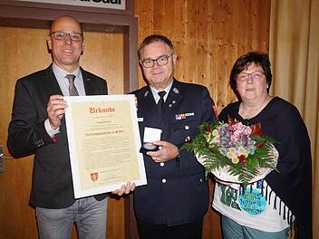 Wildfleckens Bürgermeister Gerd Kleinhenz verlieh Georg Helfrich die  Verdienstmedaille in Silber des Marktes Wildflecken. Über die Ehrung  freute sich auch Ehefrau Elisabeth Helfrich. Foto: Marion Eckert