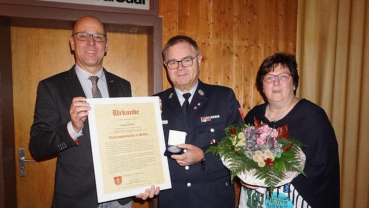 Wildfleckens Bürgermeister Gerd Kleinhenz verlieh Georg Helfrich die  Verdienstmedaille in Silber des Marktes Wildflecken. Über die Ehrung  freute sich auch Ehefrau Elisabeth Helfrich. Foto: Marion Eckert