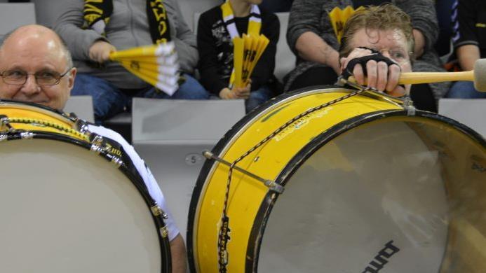 Auch bei Auswärtsspielen oft an der Trommel: die Mitglieder des HSC-Fanclubs Veste-Nord Fotos: Michael Weiß