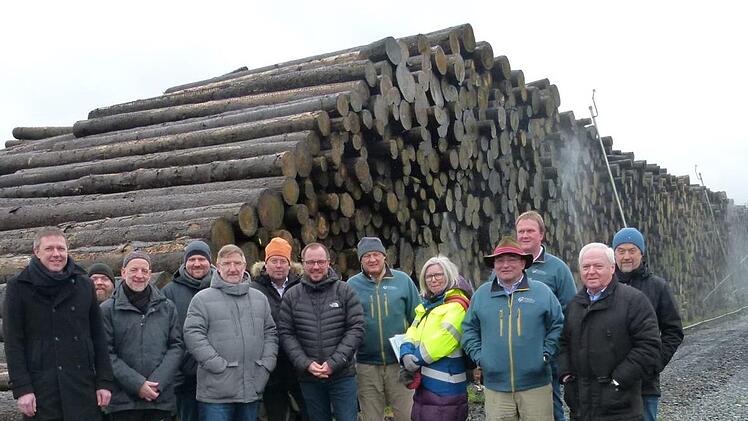 Groß war die Anzahl derjenigen, die der Einladung in das riesige Holzlager bei eingeschalteter Berieselung folgten.
