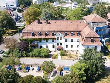 Im Marienhaus (hier von der Regiomed-Hauptverwaltung aus gesehen) befand sich bis Ende Juni die Corona-Teststation. Möglicherweise wird sie bald wieder eröffnet. Foto: Simone Bastian