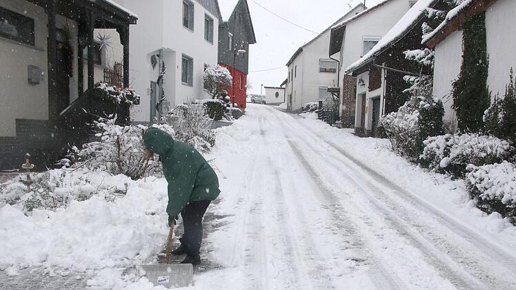 Monika M&uuml;ller in St&ouml;&ouml;pach beim Schneeschaufeln. - Foto: Michael Stelzner