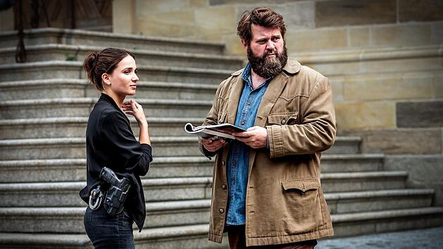 Kommissar Behringer (Antoine Monot) und seine Kollegin Ela (Cosima Henman) suchen die Person, die in Perchten-Verkleidung den Museumsdirektor Wimmer ermordet hat. Die Maske stammte aus der Perchten-Ausstellung des Museums, wie sie dem Begleitkatalog entnehmen.