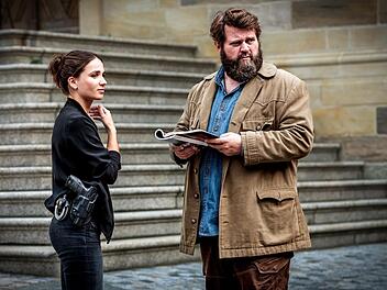 Kommissar Behringer (Antoine Monot) und seine Kollegin Ela (Cosima Henman) suchen die Person, die in Perchten-Verkleidung den Museumsdirektor Wimmer ermordet hat. Die Maske stammte aus der Perchten-Ausstellung des Museums, wie sie dem Begleitkatalog entnehmen.