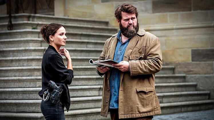 Kommissar Behringer (Antoine Monot) und seine Kollegin Ela (Cosima Henman) suchen die Person, die in Perchten-Verkleidung den Museumsdirektor Wimmer ermordet hat. Die Maske stammte aus der Perchten-Ausstellung des Museums, wie sie dem Begleitkatalog entnehmen.