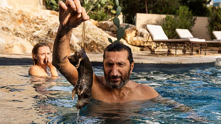 Auch Carl (Fares Fares) und Helene (Frida Gustavsson) f&uuml;hlen sich zunehmend unwohl in ihrem vor&uuml;bergehenden Traumanwesen in Sizilien. Eine tote Ratte im Pool, dann der Mordverdacht - treibt hier jemand absichtlich ein Spiel mit ihnen?