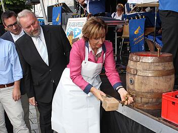 Fünf Schläge braucht Haderthauer, bis das Fass angezapft ist. Fotos: fra-press