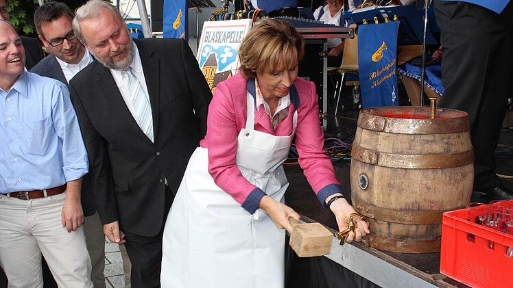 Fünf Schläge braucht Haderthauer, bis das Fass angezapft ist. Fotos: fra-press
