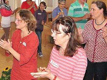 "Chor der Nationen" - aus vielen Sprachen entsteht eine gemeinsame Stimme. Tatjana Gorzny aus Eschenau (vorne links) hat ihn ins Leben gerufen. Beim ersten Treffen von Flüchtlingen und Einheimischen hatten alle Teilnehmer viel Spaß beim gemeinsamen Singen. Foto: Ulrike Langer