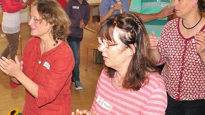 "Chor der Nationen" - aus vielen Sprachen entsteht eine gemeinsame Stimme. Tatjana Gorzny aus Eschenau (vorne links) hat ihn ins Leben gerufen. Beim ersten Treffen von Flüchtlingen und Einheimischen hatten alle Teilnehmer viel Spaß beim gemeinsamen Singen. Foto: Ulrike Langer