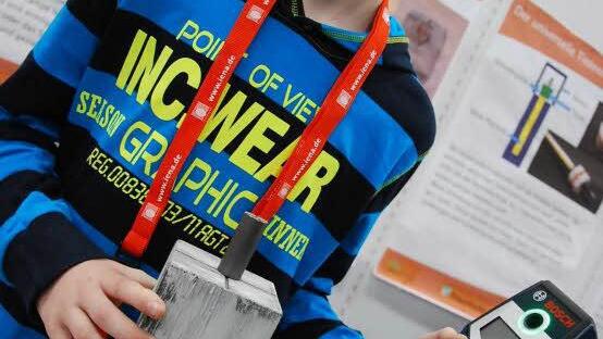 Geht es nach Oliver Groß vom Erfinderclub Nussknacker des Joseph-von-Fraunhofer-Gymnasiums in Cham, werden Grenzsteine künftig mit einem Metallstift ausgestattet. Damit will er Nachbarschaftsstreitigkeiten um Grundstücksgrenzen vorbeugen. Mit einem Metalldetektor können die Grenzsteine schnell aufgespürt werden, selbst wenn sie im Laufe der Jahre mit Moos bewachsen sind. Foto: Carmen Schmitt