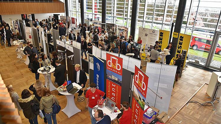 Die Aula der Hochschule Coburg hat sich am Donnerstag eine Messehalle verwandelt, 80 Unternehmen und Institutionen präsentierten sich den Studierenden. Foto: Gabi Arnold
