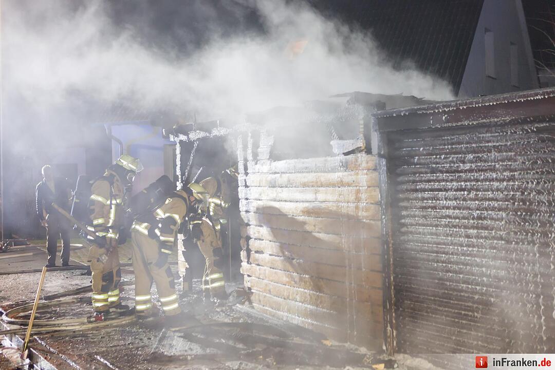 Unterfarrnbach: Materialschuppen in Flammen