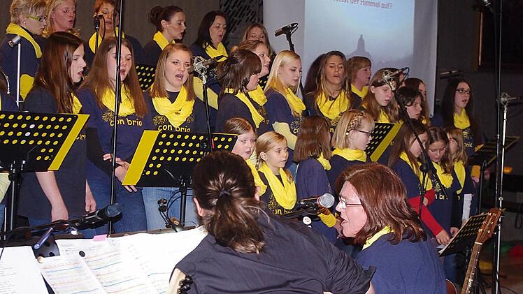Mit hellen und klangvollen Stimmen erfüllte "Con Brio" die Pfarrkirche in Friesen.  Foto: Heike Schülein