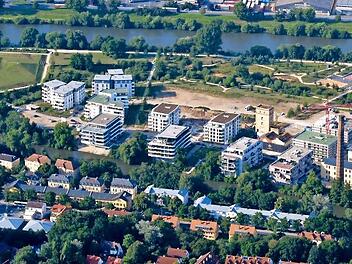 Die Erba-Halbinsel im Juli 2016: Vier von sechs geplanten so genannten Wasserhäusern stehen bereits; vier Baufelder Richtung Erba-Park sind noch offen.   Fotos: Ronald Rinklef