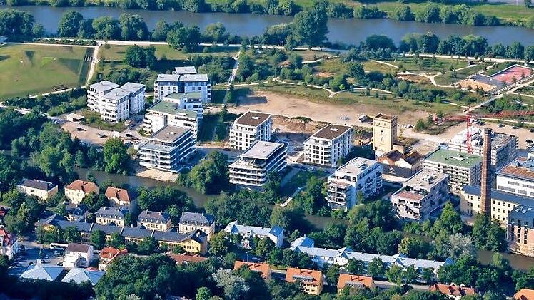 Die Erba-Halbinsel im Juli 2016: Vier von sechs geplanten so genannten Wasserhäusern stehen bereits; vier Baufelder Richtung Erba-Park sind noch offen.   Fotos: Ronald Rinklef